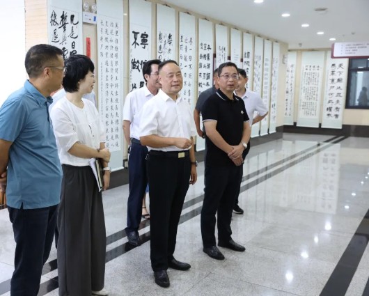 纪念抗战胜利80周年：市中院范登峰、曹泽龙一行赴芙蓉区法院参观抗战主题书画展并开展座谈调研